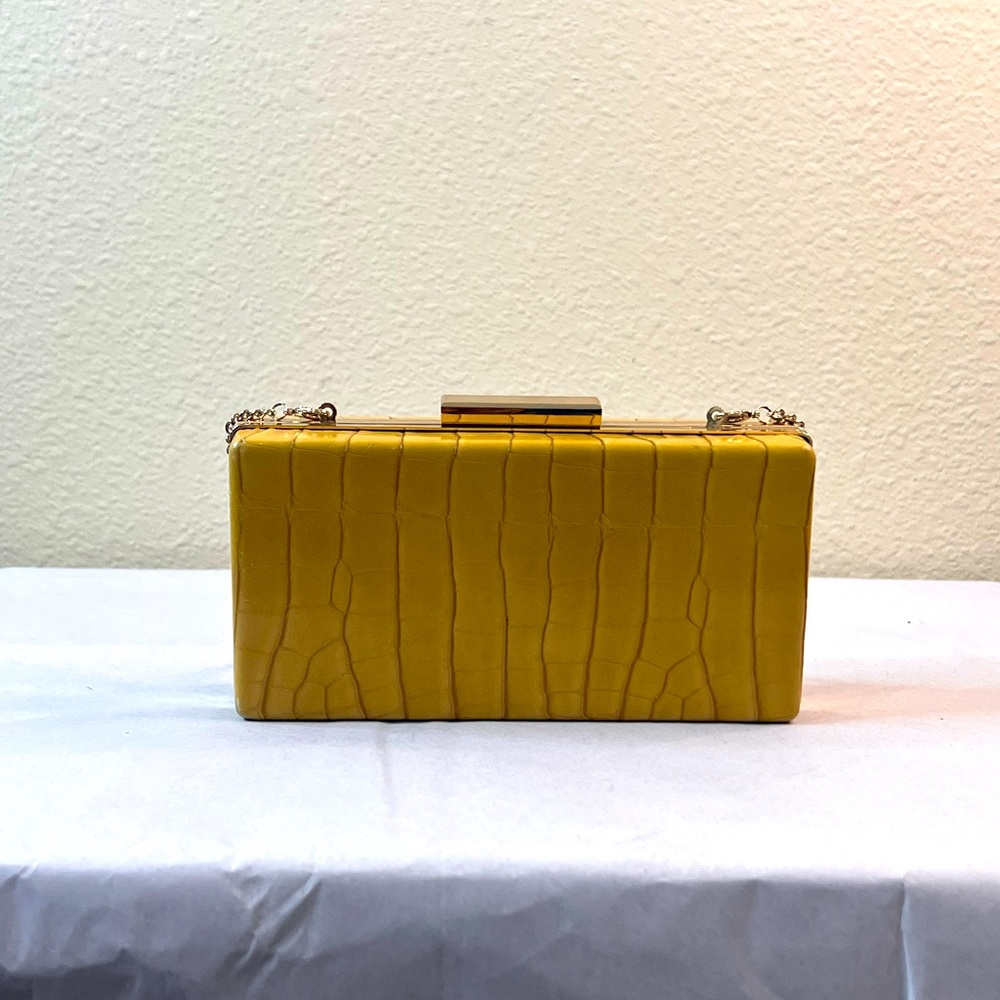 Gold chain cross body bag in excellent condition like new
